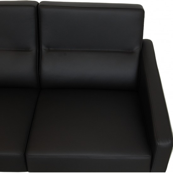 For Sale Arne Jacobsen 3302 2.seater airport sofa in black leather